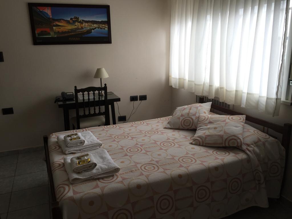 Hotel Euzko Alkartasuna Macachín Kültér fotó
