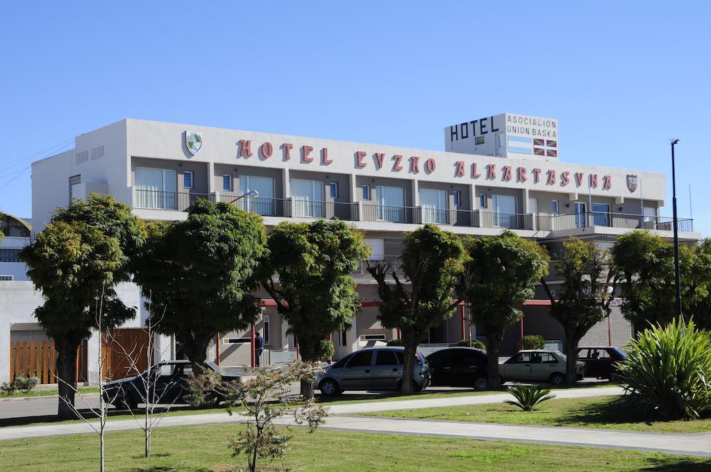 Hotel Euzko Alkartasuna Macachín Kültér fotó